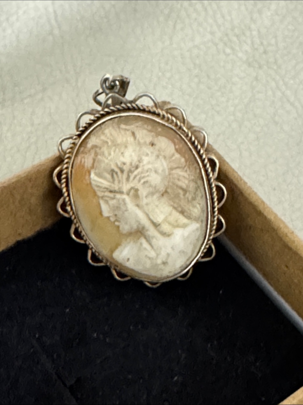 Vintage-style Cameo Pendant in Cream and Sterling silver. - Picture 4 of 4
